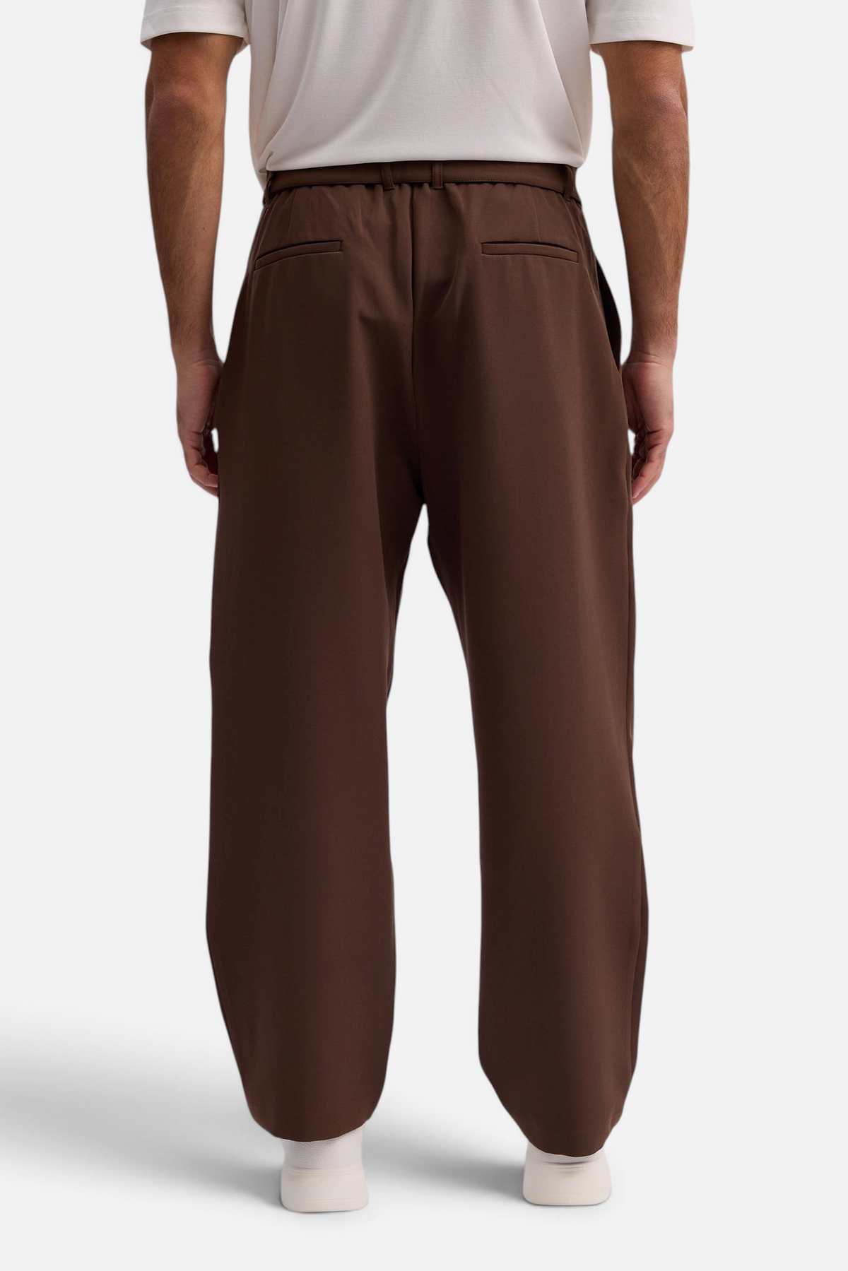 Mainstreamonline Torino wide-leg trousers in dark brown, featuring a relaxed fit and back pockets, back view.