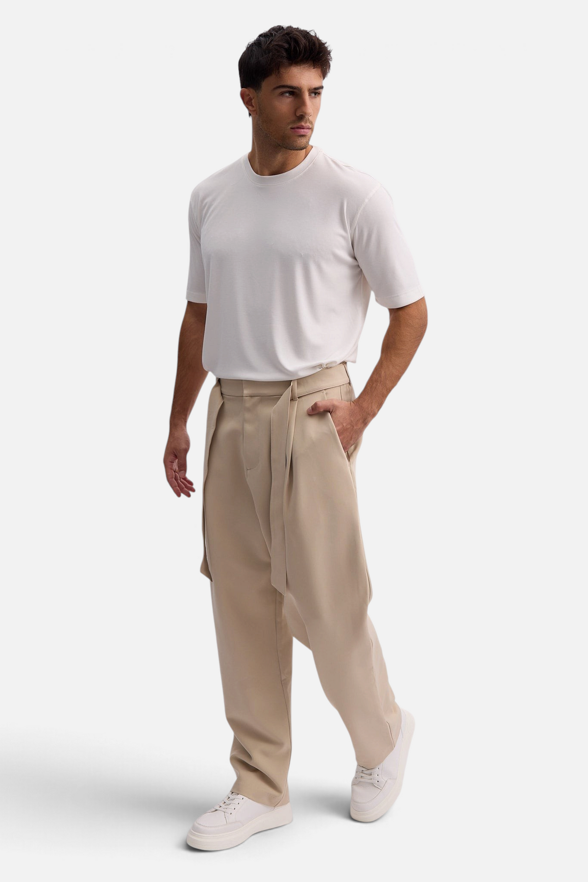 Mainstreamonline Torino wide-leg beige trousers worn by a man with a white t-shirt and sneakers