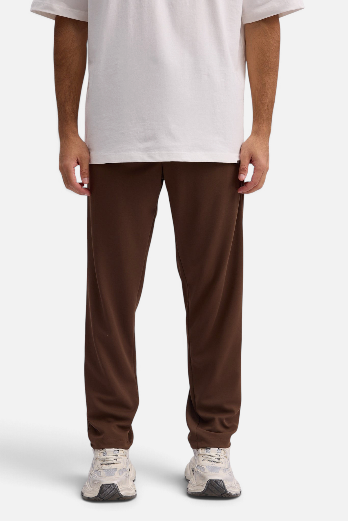 Mainstreamonline Sol Pants in brown with a relaxed straight-leg fit, elastic waist, and side pockets.