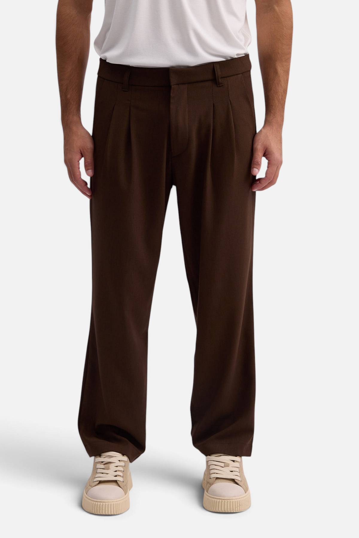 Mainstreamonline Max pants in dark brown with a relaxed, moderate oversized fit and pleated front details.