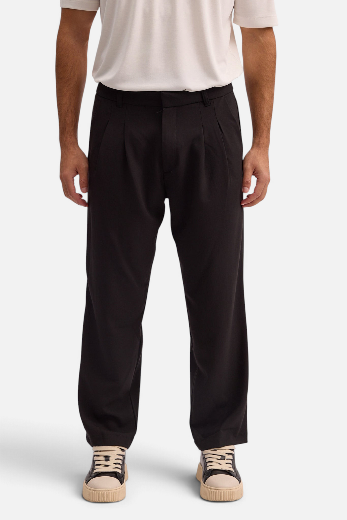 Mainstreamonline Max elegant black trousers with a relaxed, moderate oversized fit and pleated waist detail.