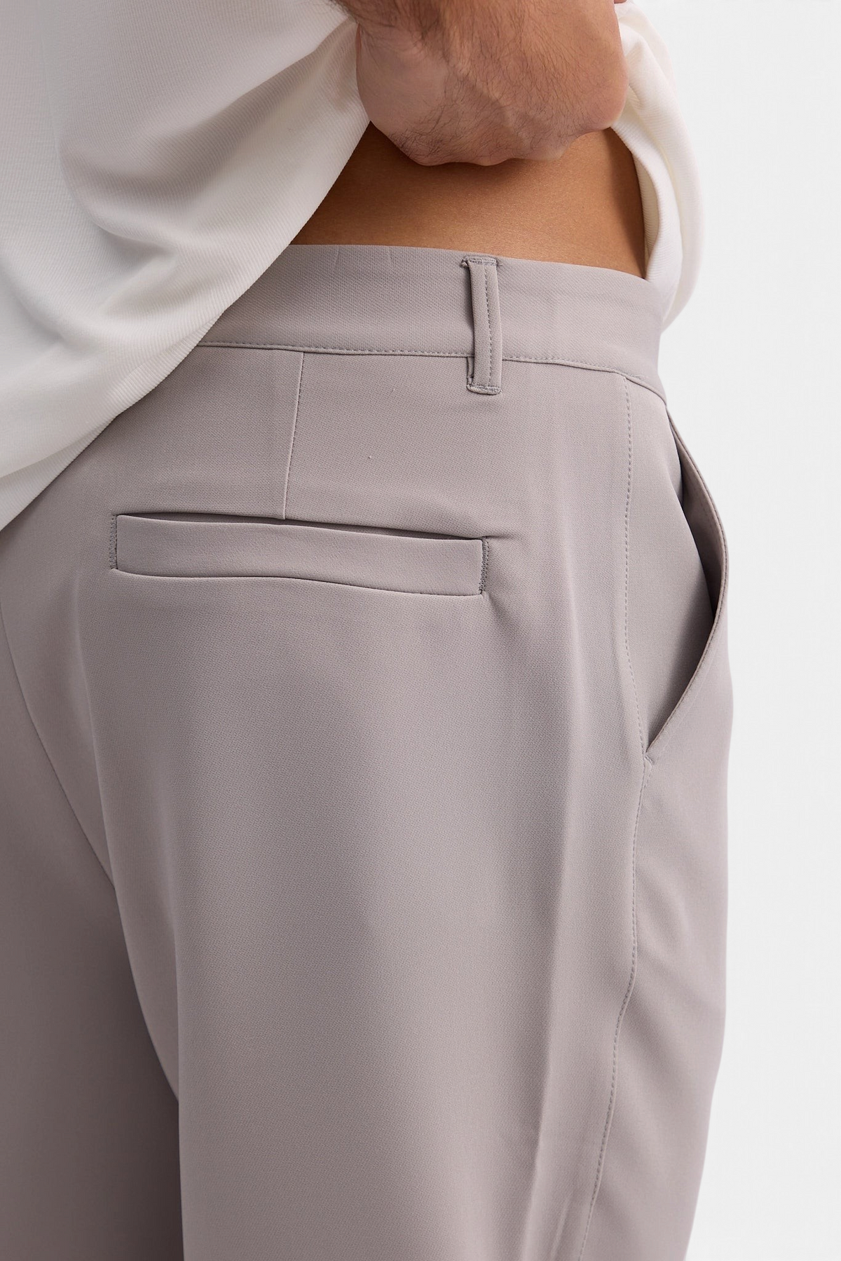 Mainstreamonline Santo Pants in light grey with a relaxed wide-leg tailored fit and side pockets