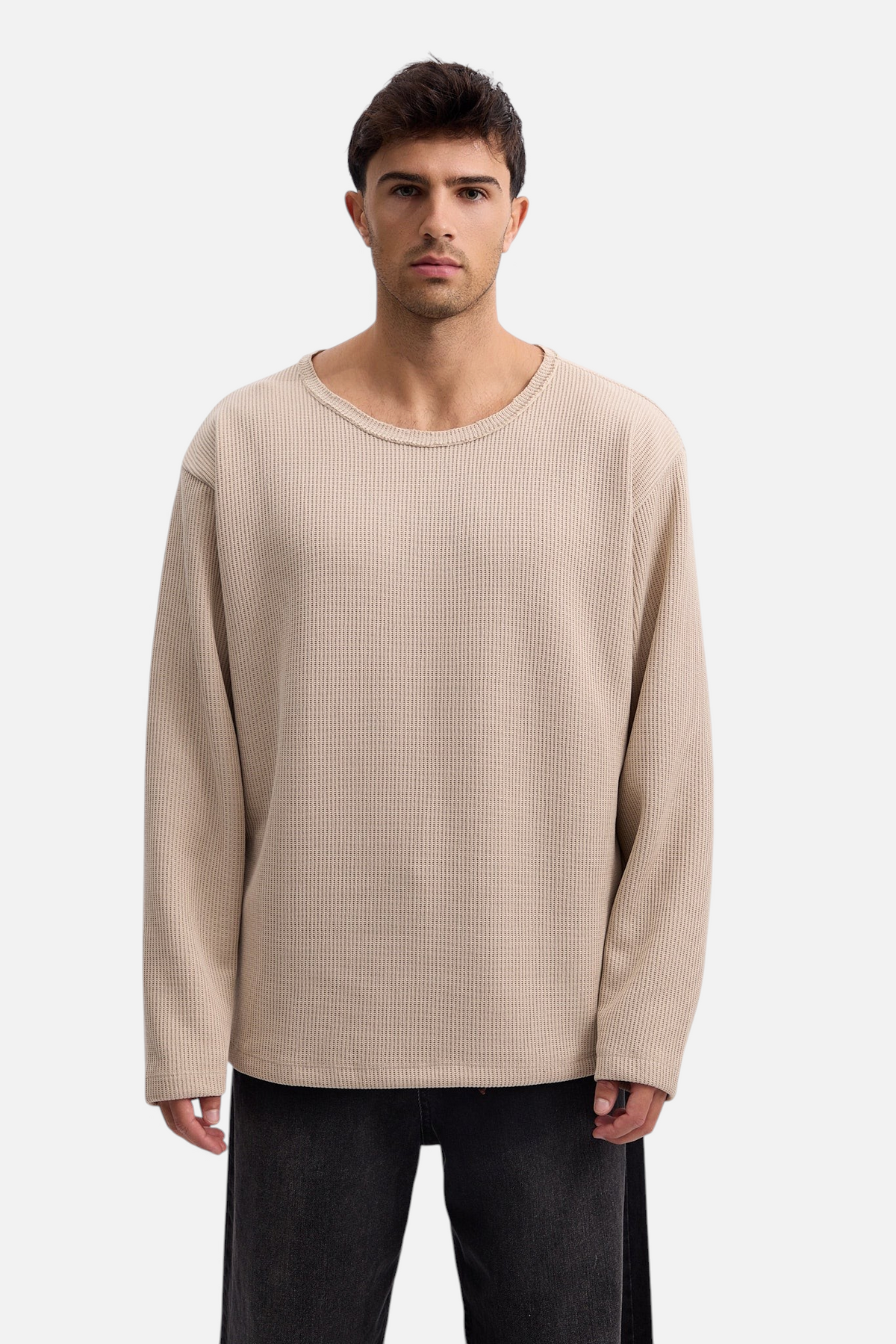 Mainstreamonline Sean Knit oversized beige long-sleeve ribbed sweater worn by a male model