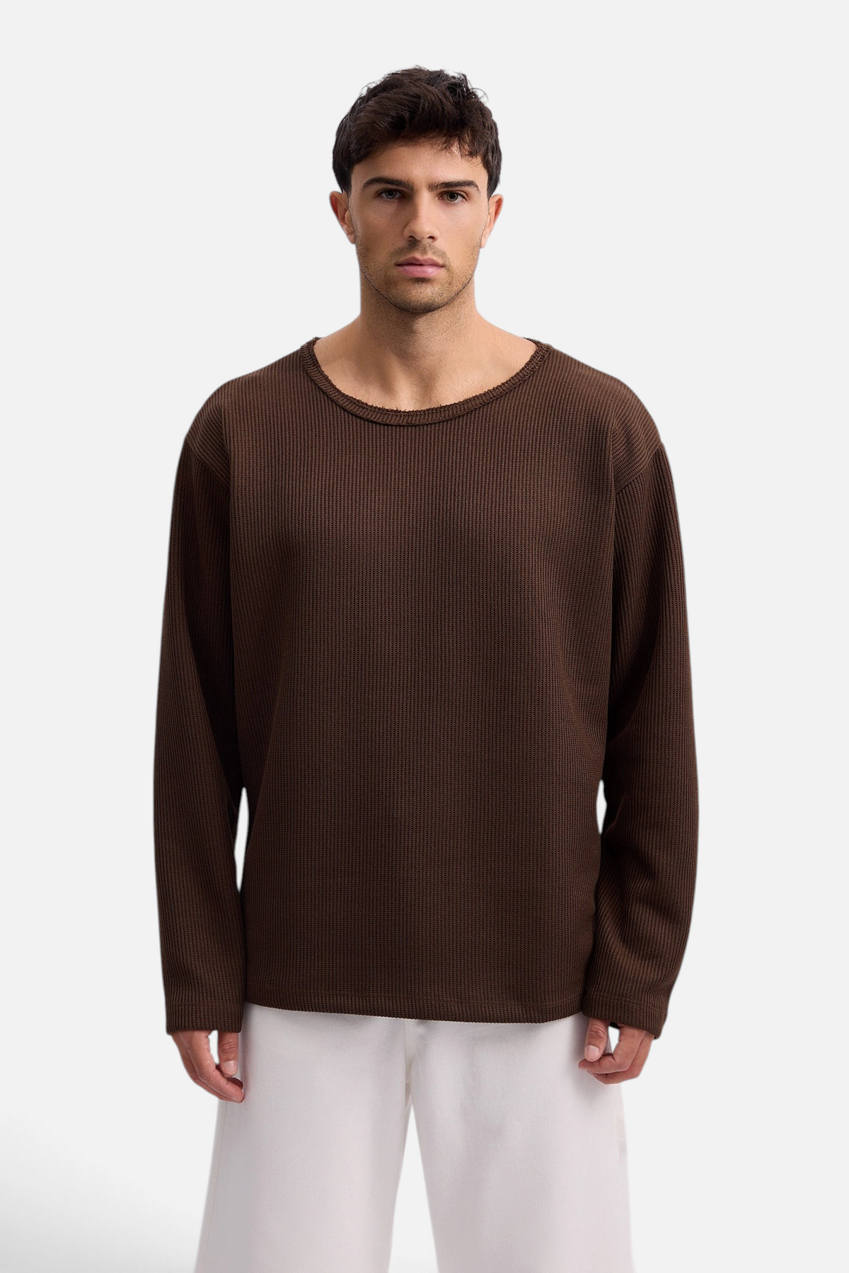 Mainstreamonline Sean Knit oversized brown sweater with a ribbed texture worn by a male model