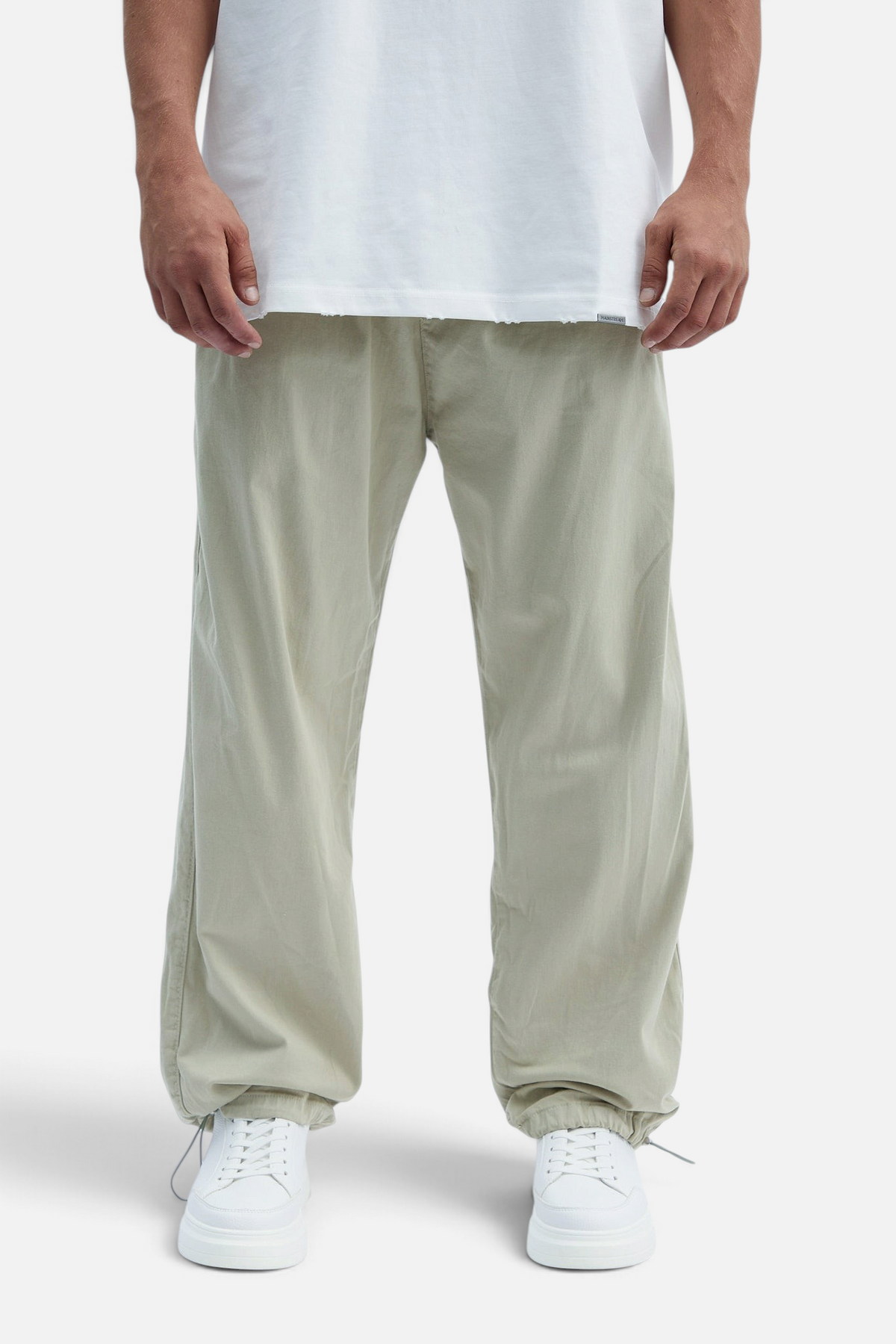 Mainstreamonline 5078 baggy jeans in light beige with a loose, relaxed fit and cinched cuffs on a model